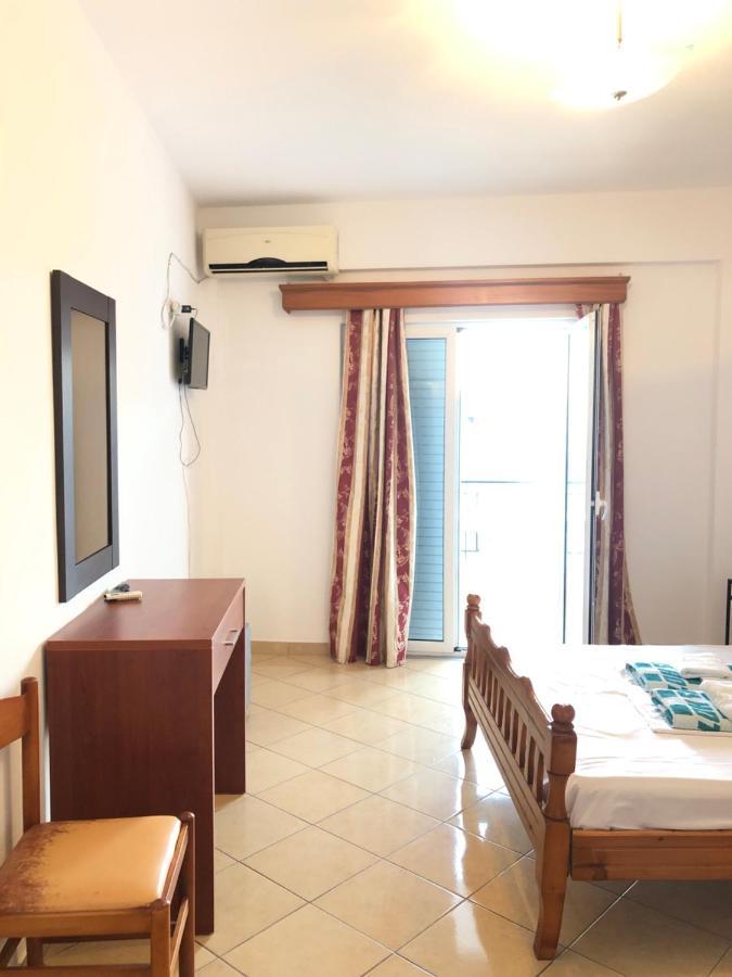 Center Hotel Pirro Himare Exterior foto