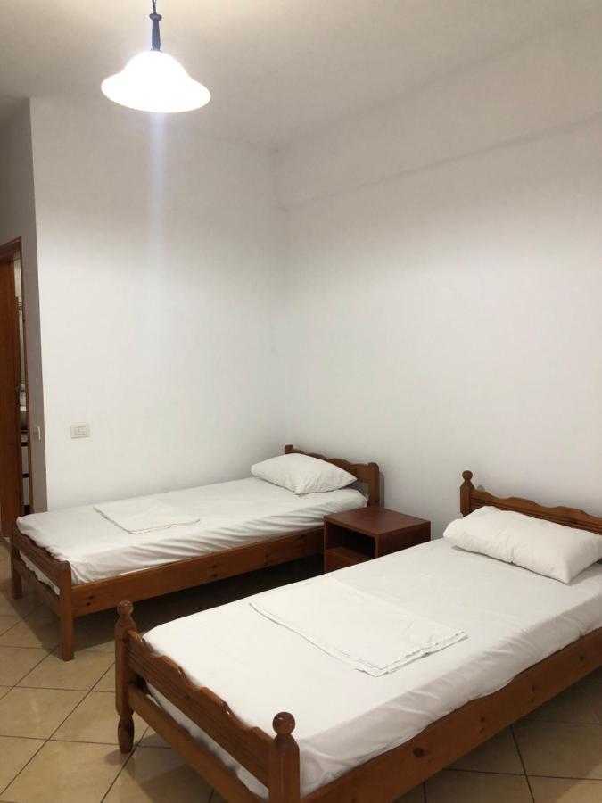 Center Hotel Pirro Himare Exterior foto