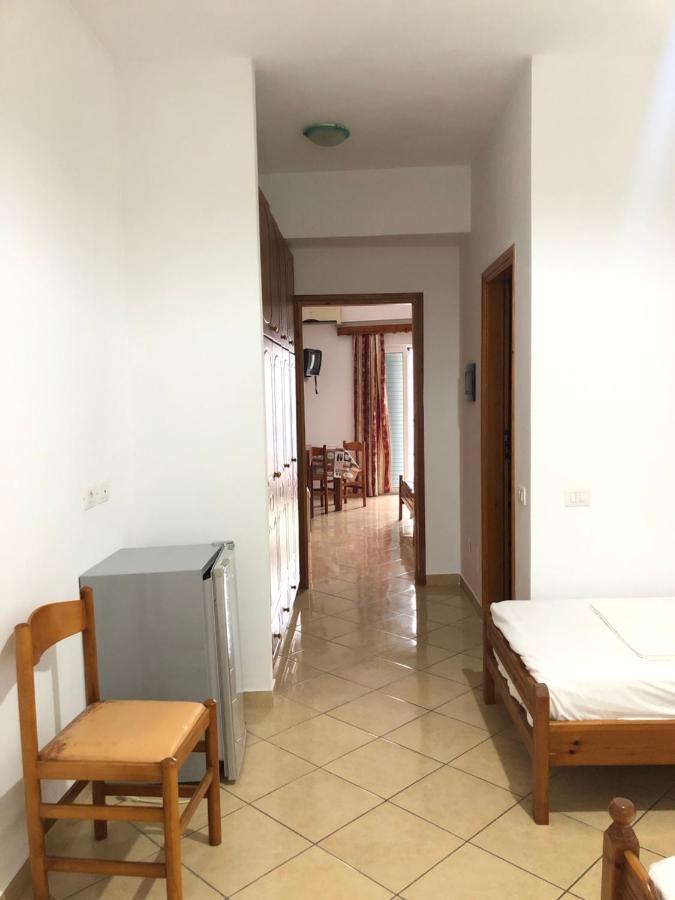 Center Hotel Pirro Himare Exterior foto