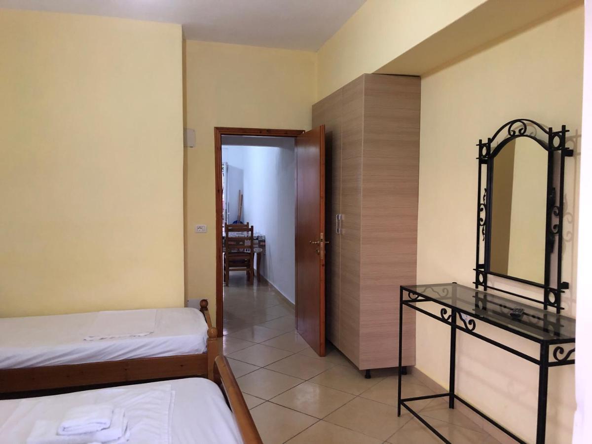 Center Hotel Pirro Himare Exterior foto