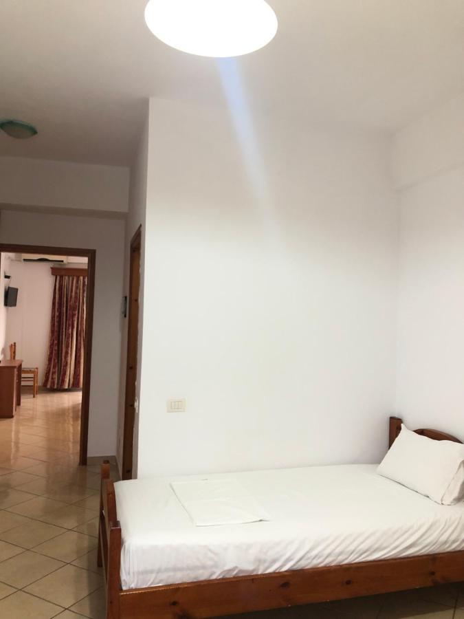 Center Hotel Pirro Himare Exterior foto
