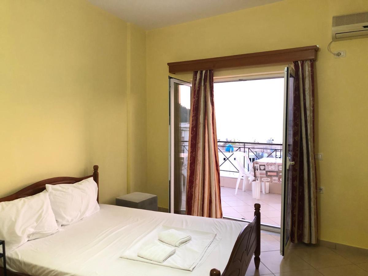 Center Hotel Pirro Himare Exterior foto