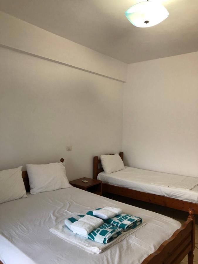 Center Hotel Pirro Himare Exterior foto